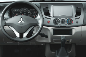 Mitsubishi L200 - interior
