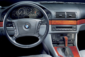 BMW 5 [E39] - interiér s OEM autorádiem